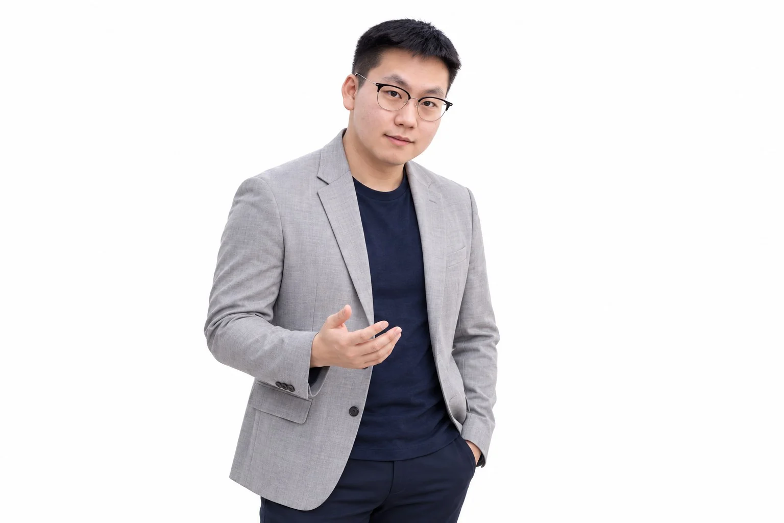회색 재킷을 입고 설명하듯 손을 내미는 한우리 강사